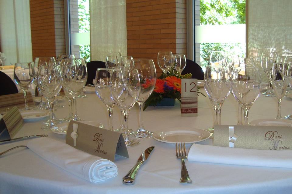 Detalle de mesa salón para banquetes