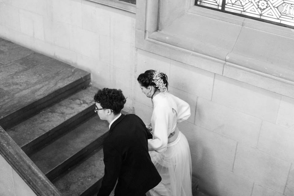 Novia subiendo escaleras