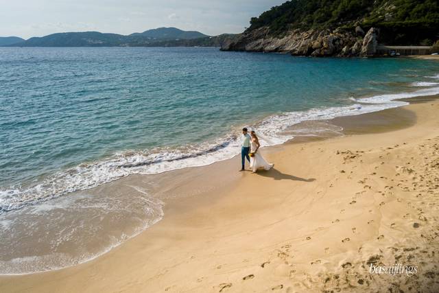 Los novios pasean por la playa