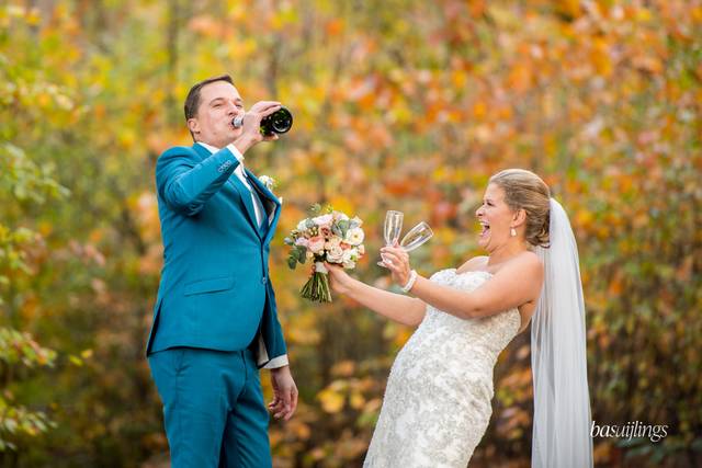 Los novios beben champán