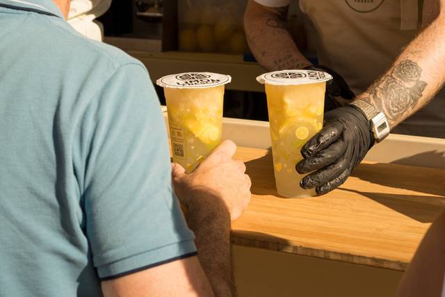 Servicio de limonada fresca