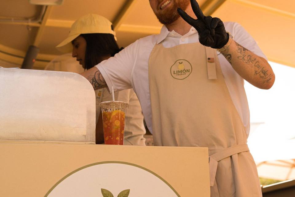 Preparando limonada fresca