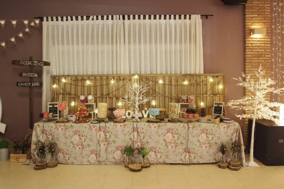 Deco y mesa dulces con todo.