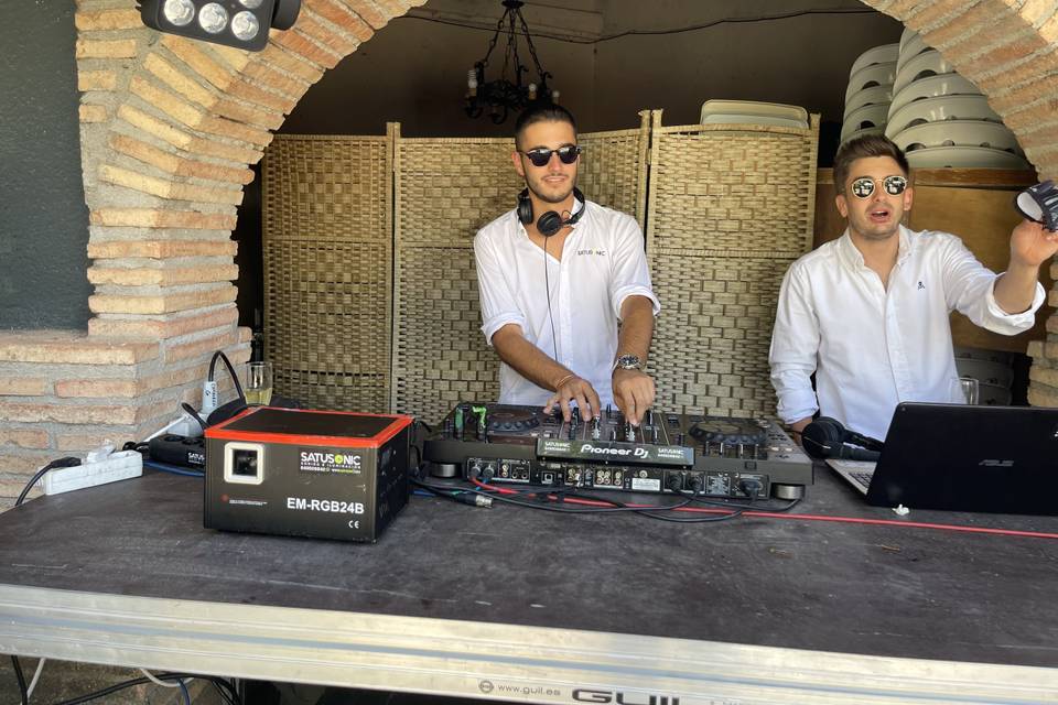 Los DJ animando la fiesta.