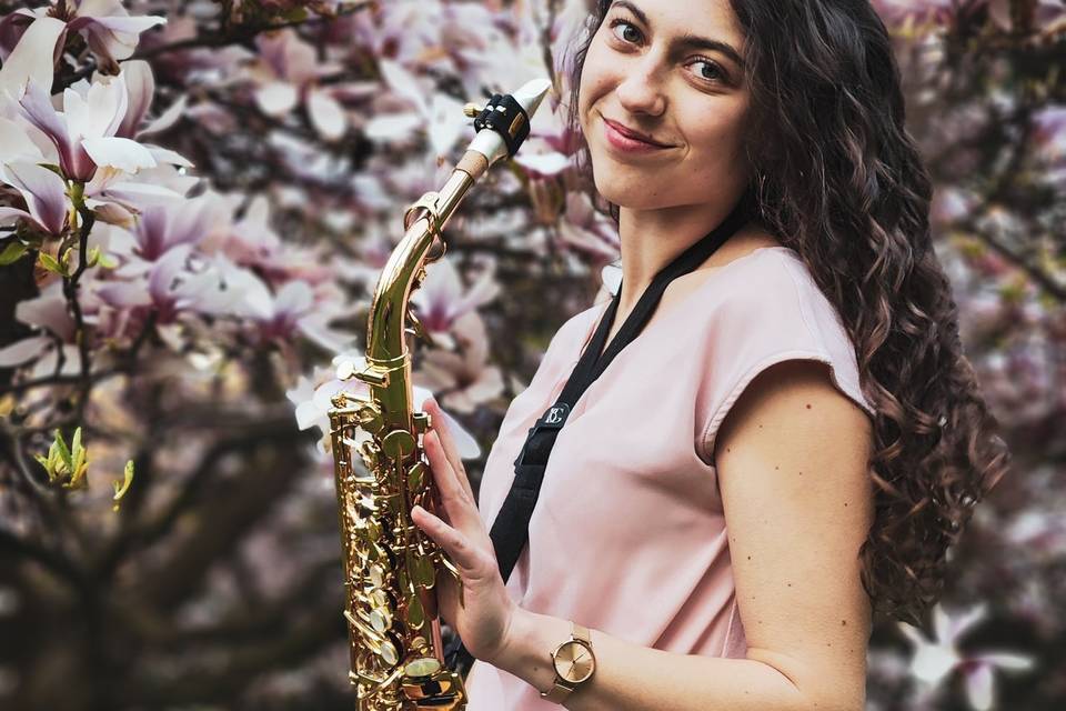 Retrato floral con saxofón