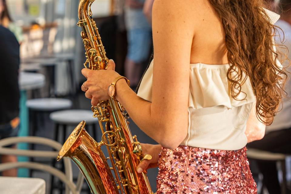 Detalle de saxofón en directo