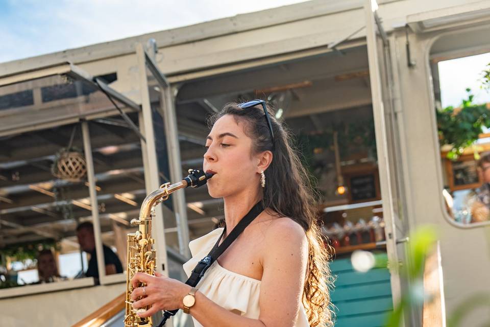 Saxofón en evento de verano