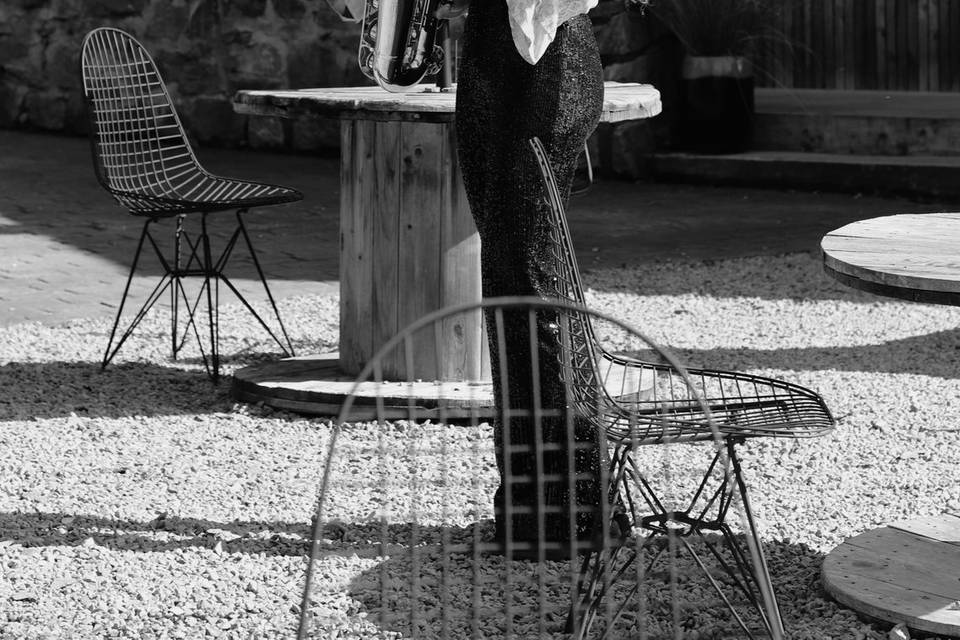 Saxofón en blanco y negro