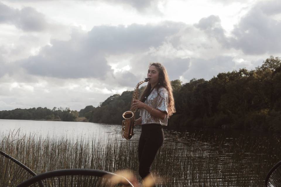 Saxofón junto al lago