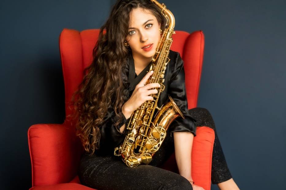 Retrato de ElieM con saxofón