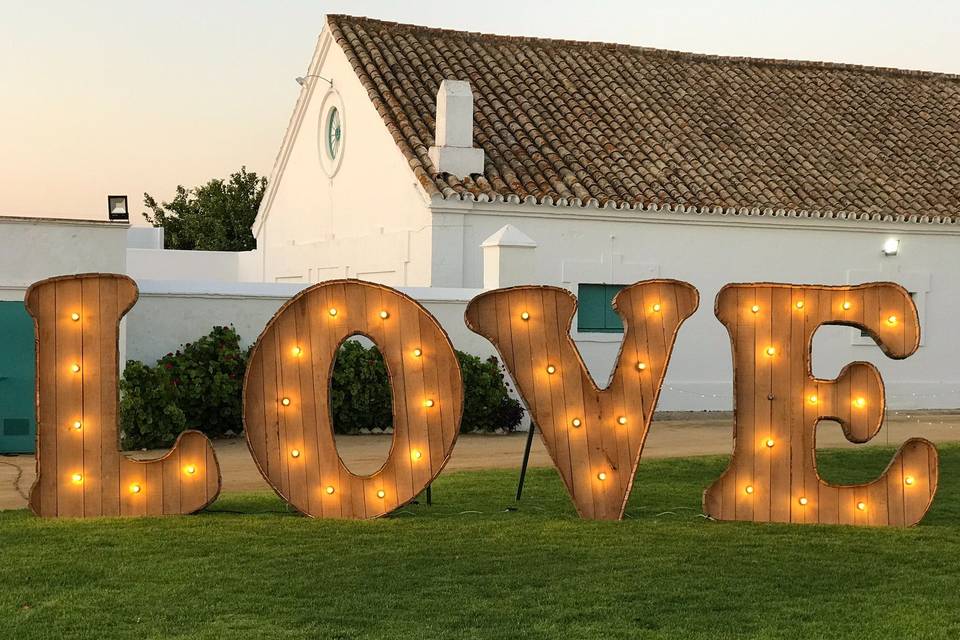 Letras LOVE en jardín