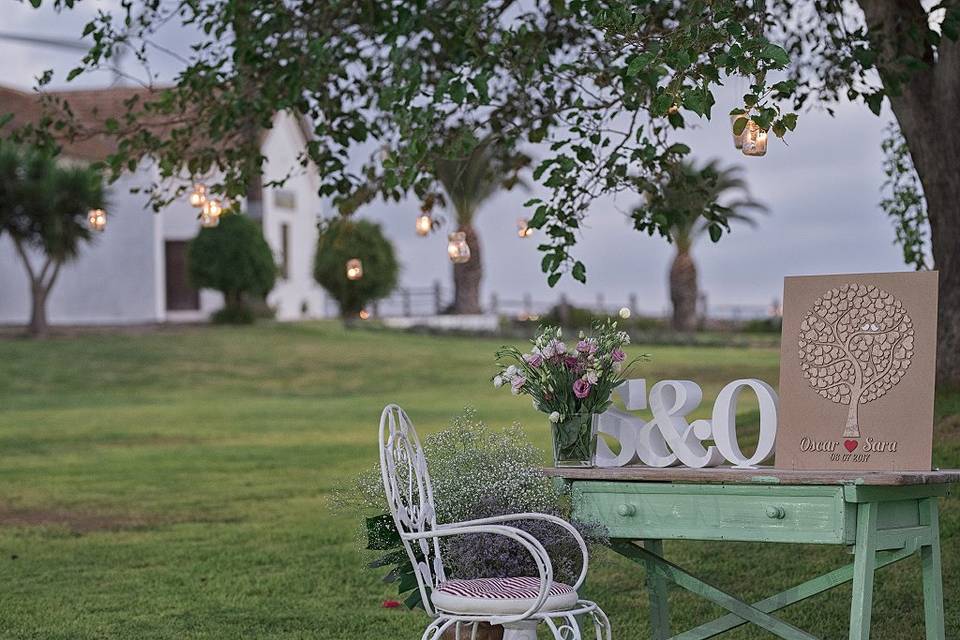 Mesa firmas y velas en árbol