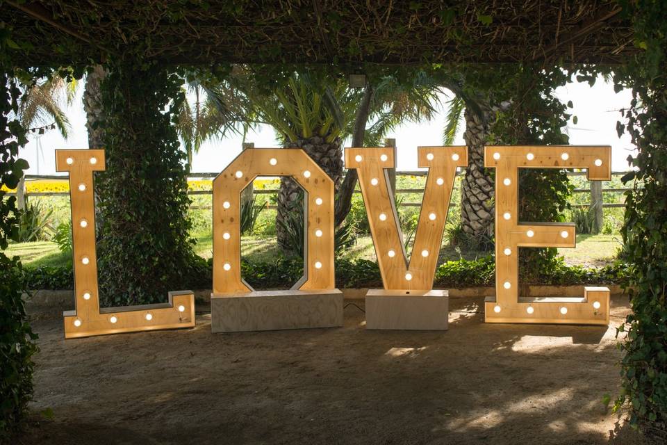 Letras love en la pérgola