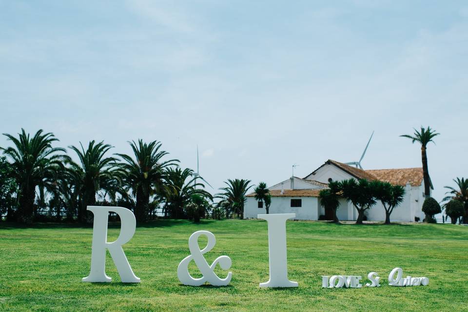 Jardín enfrente de la casa