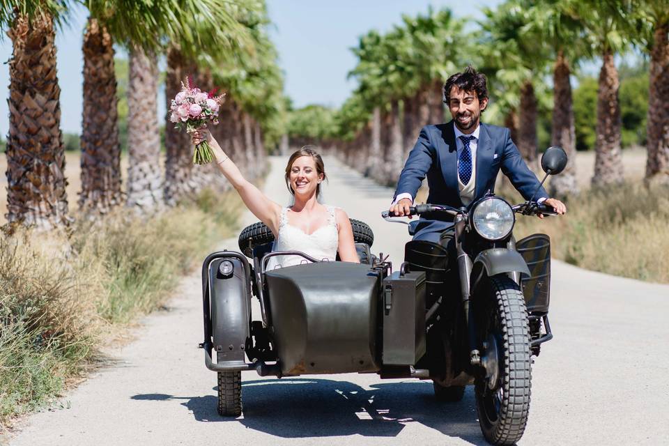 Novios en sidecar