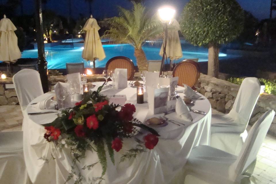 Cena en terraza piscina