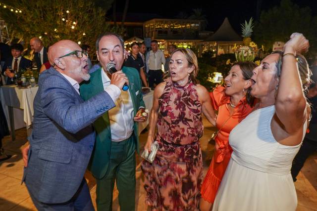 Cantando con los novios