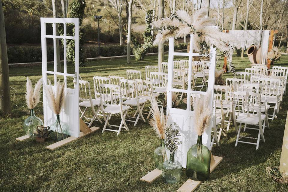 Ceremonia boho en el jardín