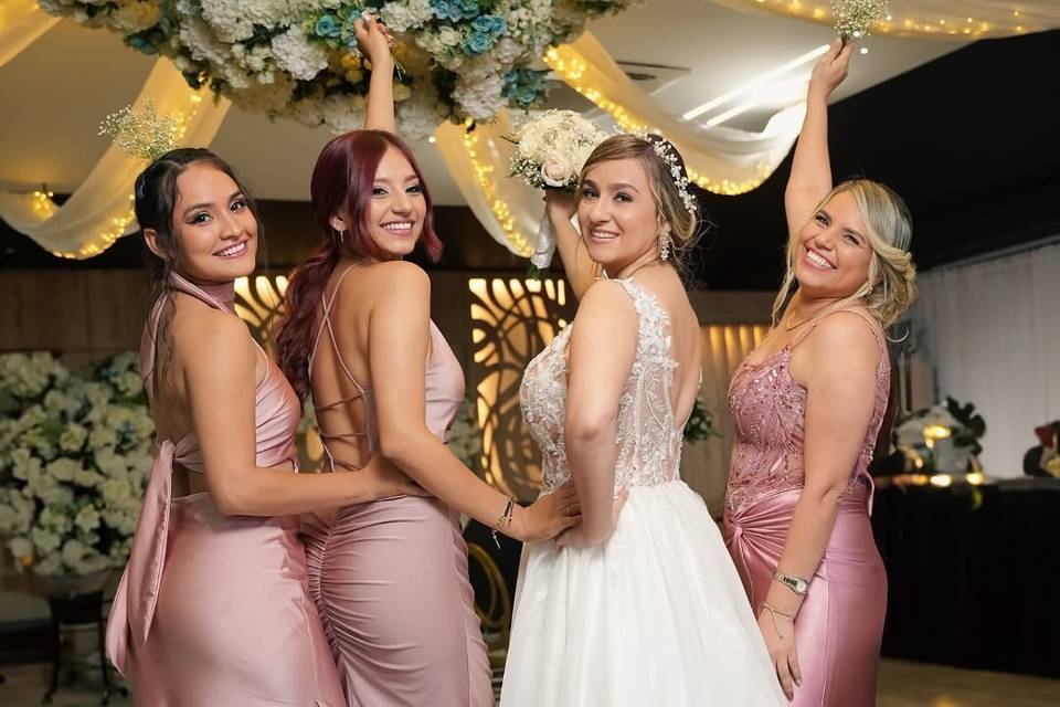 Damas de honor y novia