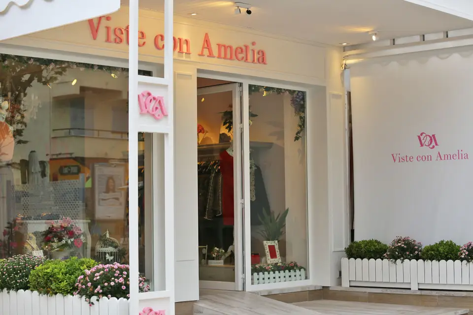 Viste con amelia online novedades