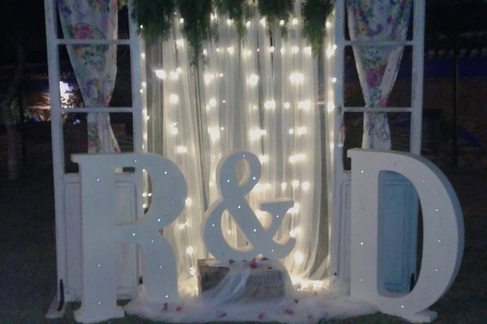 Decoración con letras luminosas