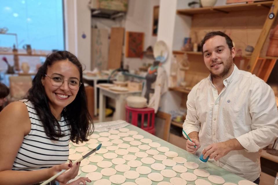 Pareja elaborando detalles