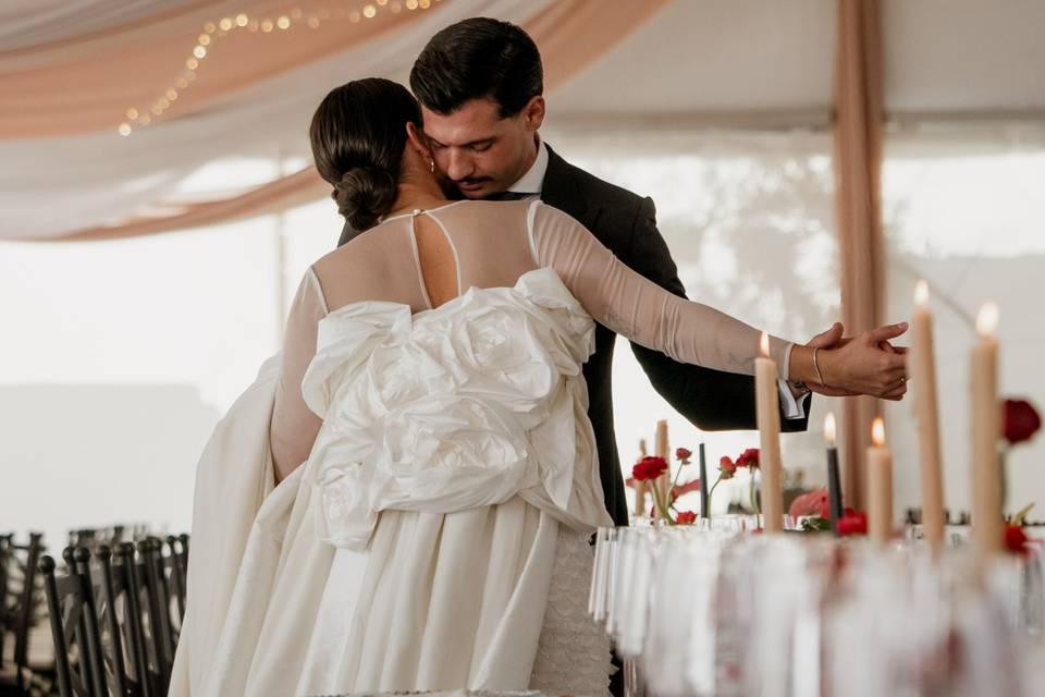 Los novios en el patio