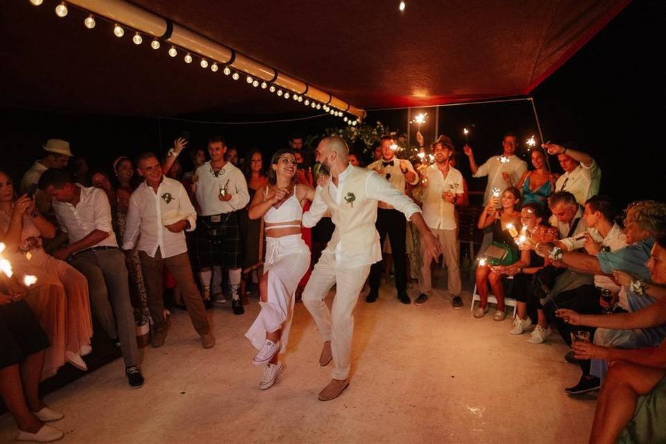 Iva y Marc bailando en su boda