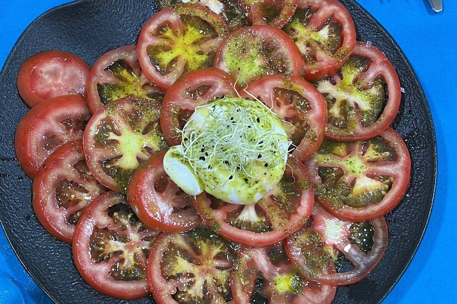 Ensalada de tomates y burrata