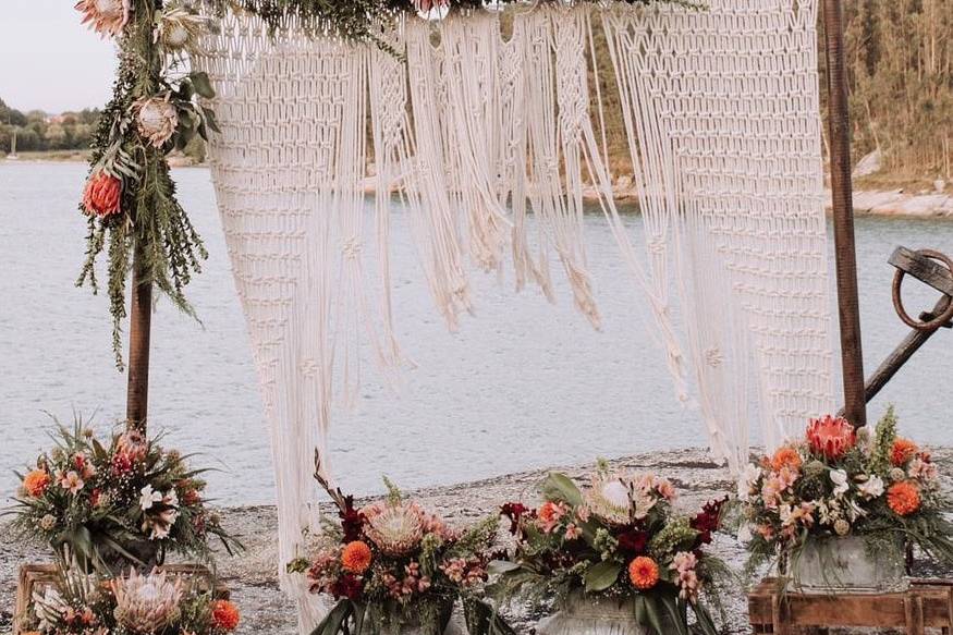 Altar con cortina de macramé