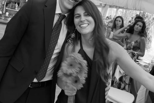 Pareja tras recibir el ramo