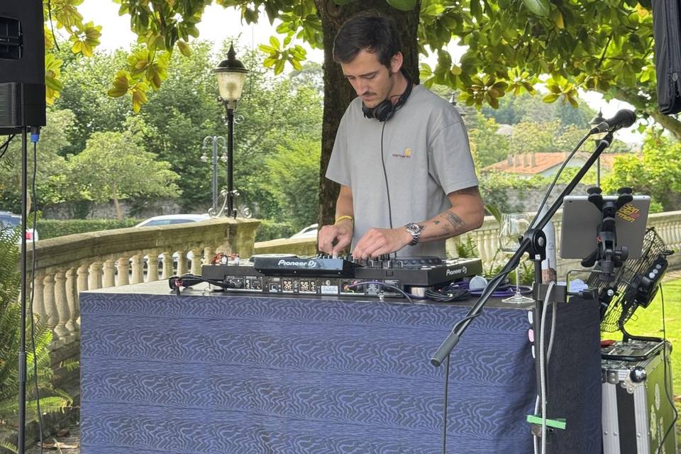 DJ pinchando