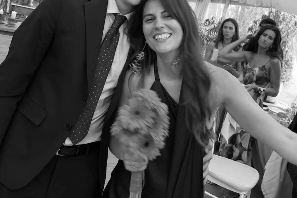Pareja tras recibir el ramo