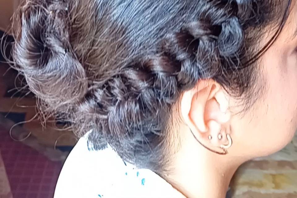 Corona trenzada con moño bajo