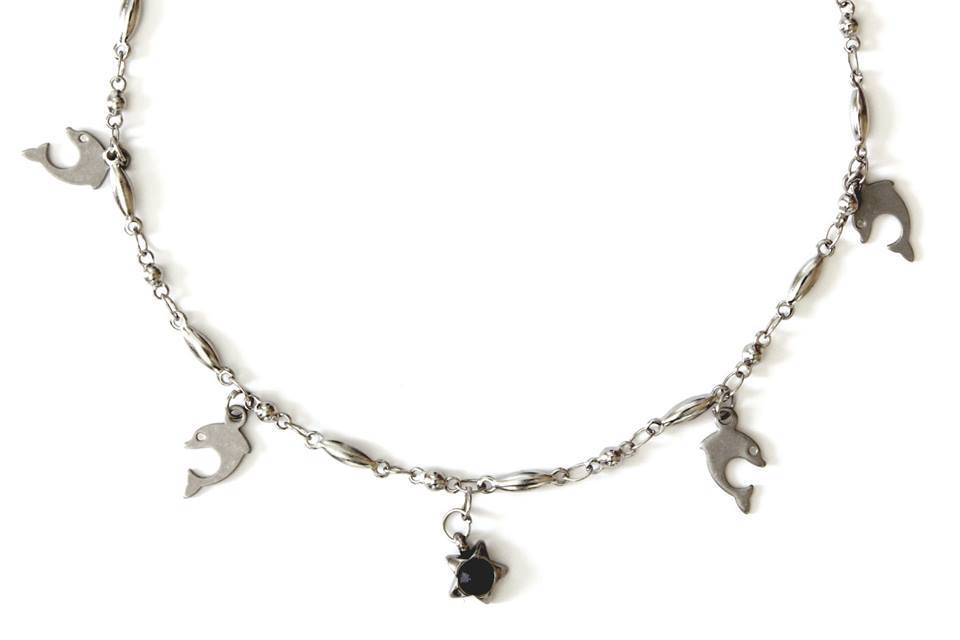 Pulsera fina con charms