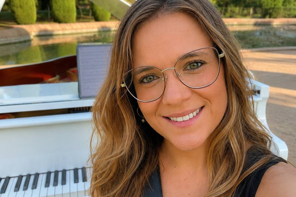 Piano de cola blanco
