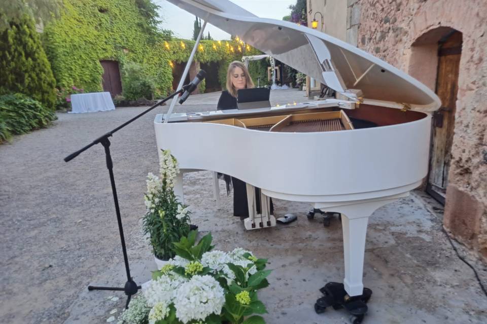 Piano de cola blanco