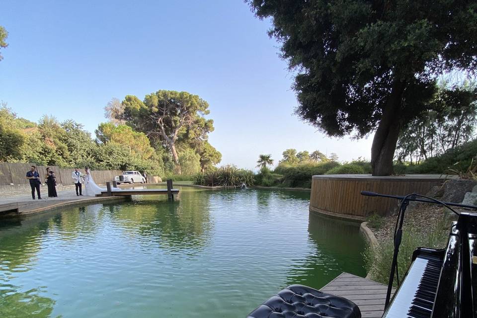 Piano frente al lago
