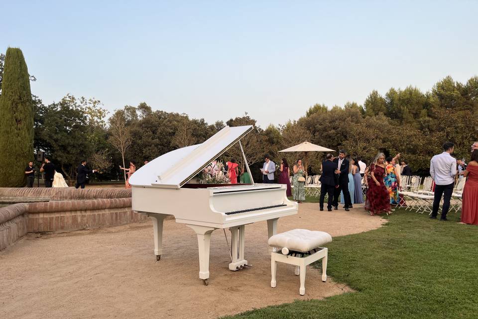 Piano de cola blanco