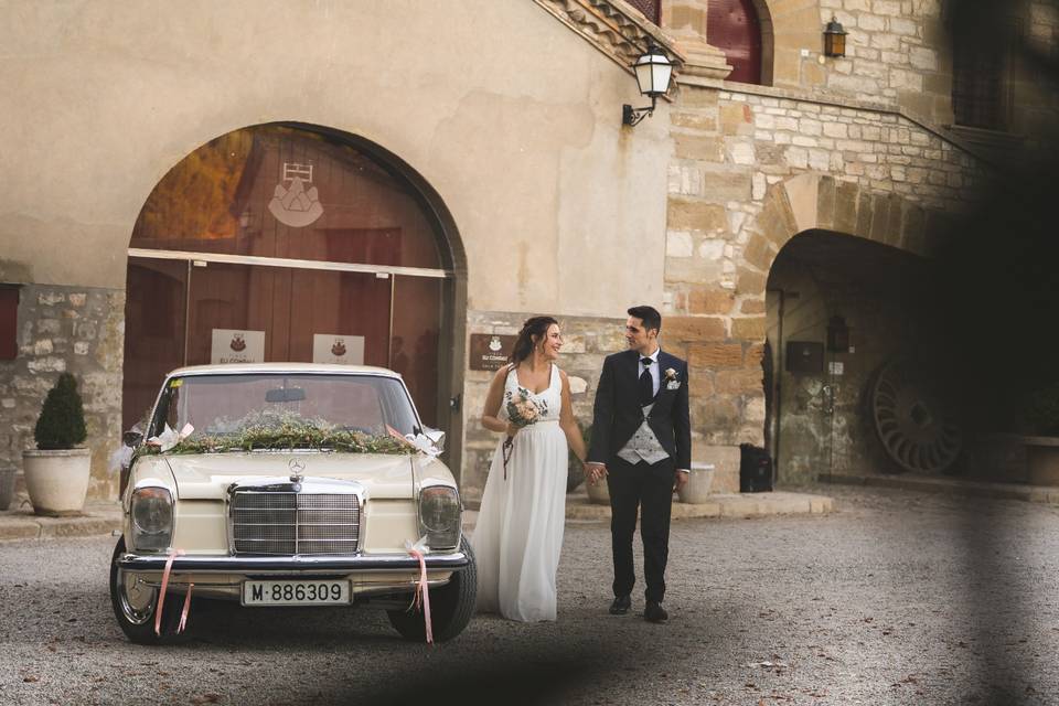 Pareja de novios y mercedes