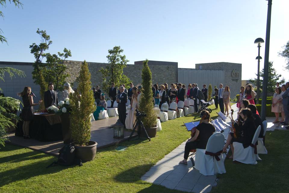 Ceremonia civil en el jardín