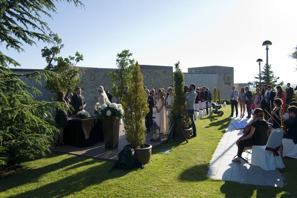 Ceremonia civil en el jardín