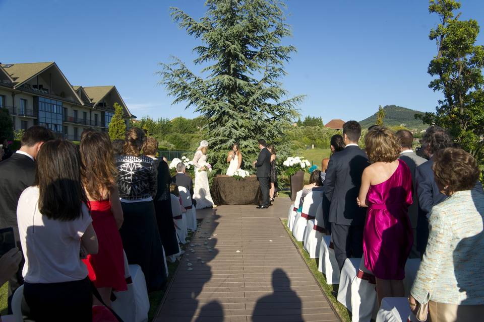 Ceremonia civil en el jardín