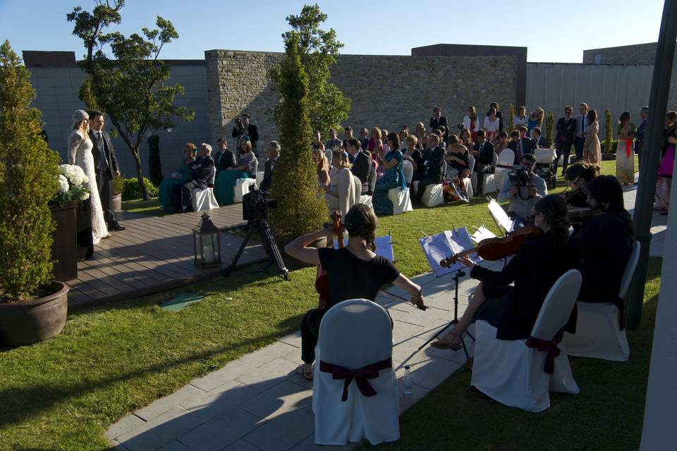 Ceremonia civil en el jardín