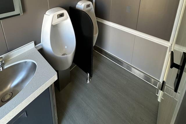 Interior del baño masculino