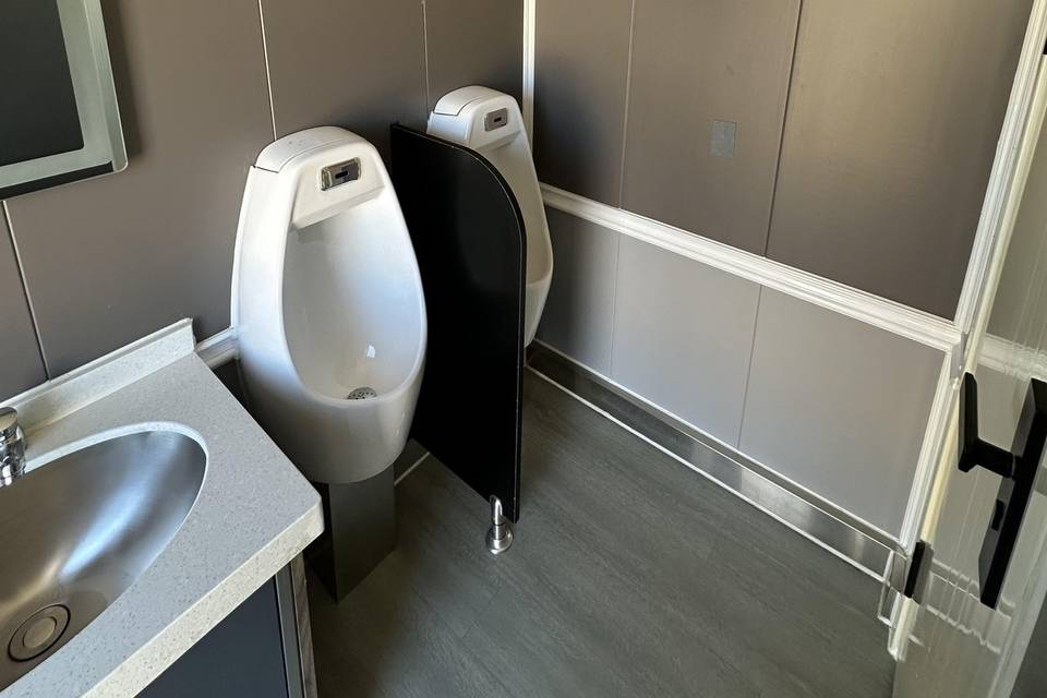 Interior del baño masculino