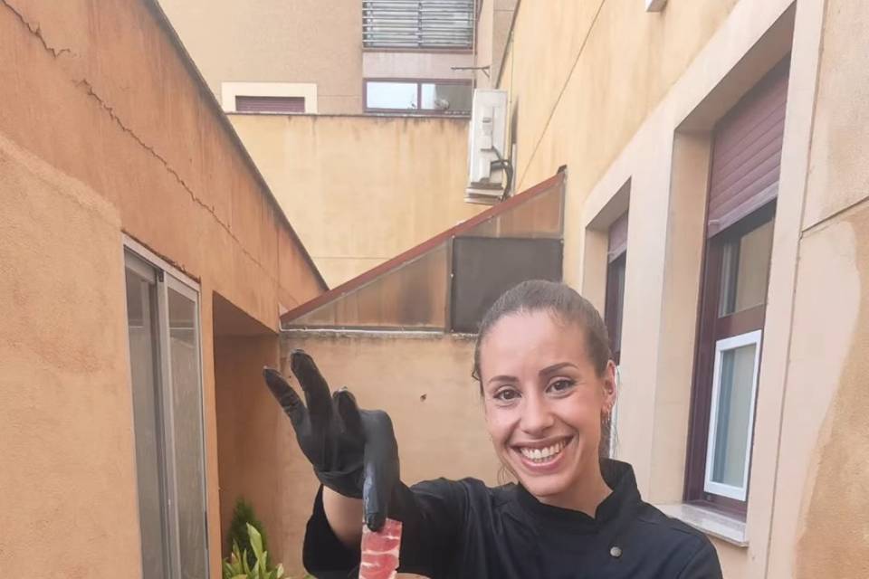 Tapa en mano, sonrisa en boca
