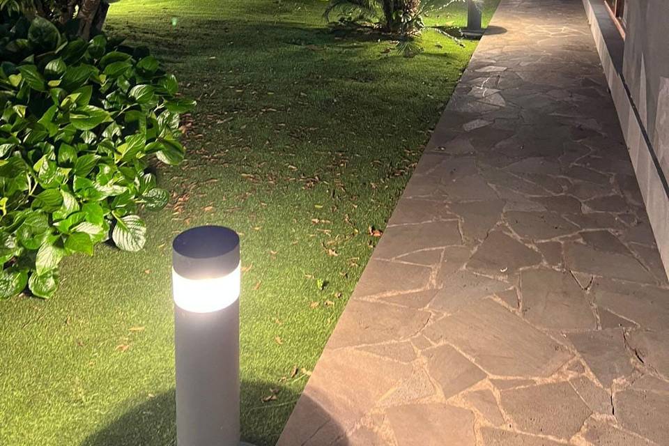 Jardín de noche