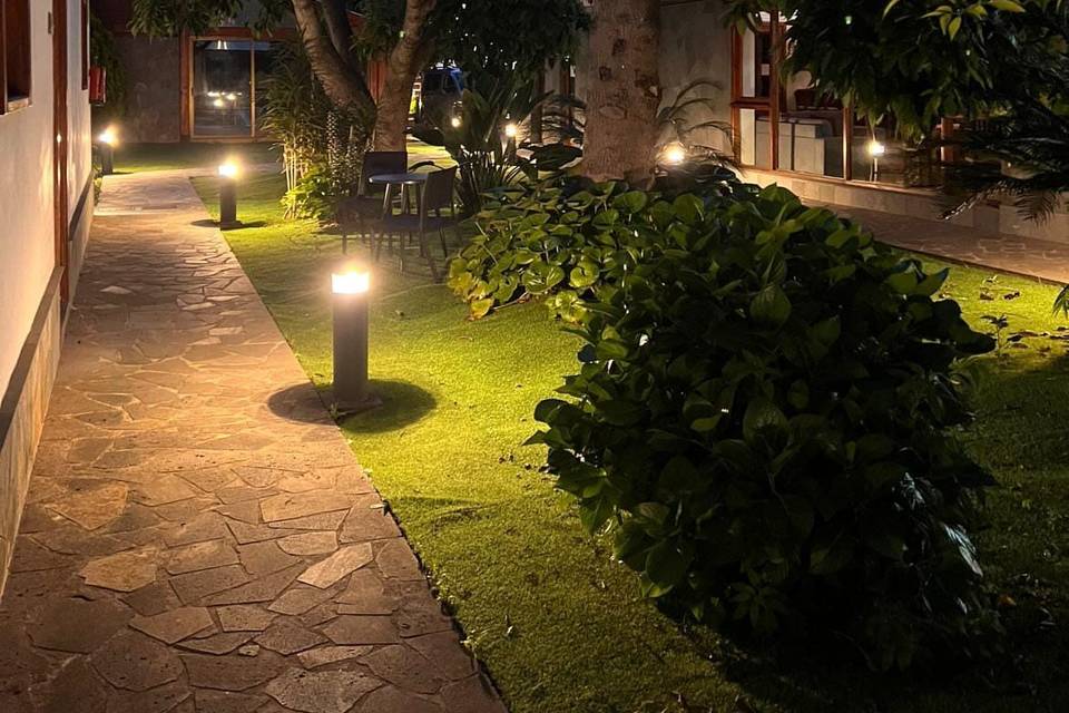 Jardín de noche