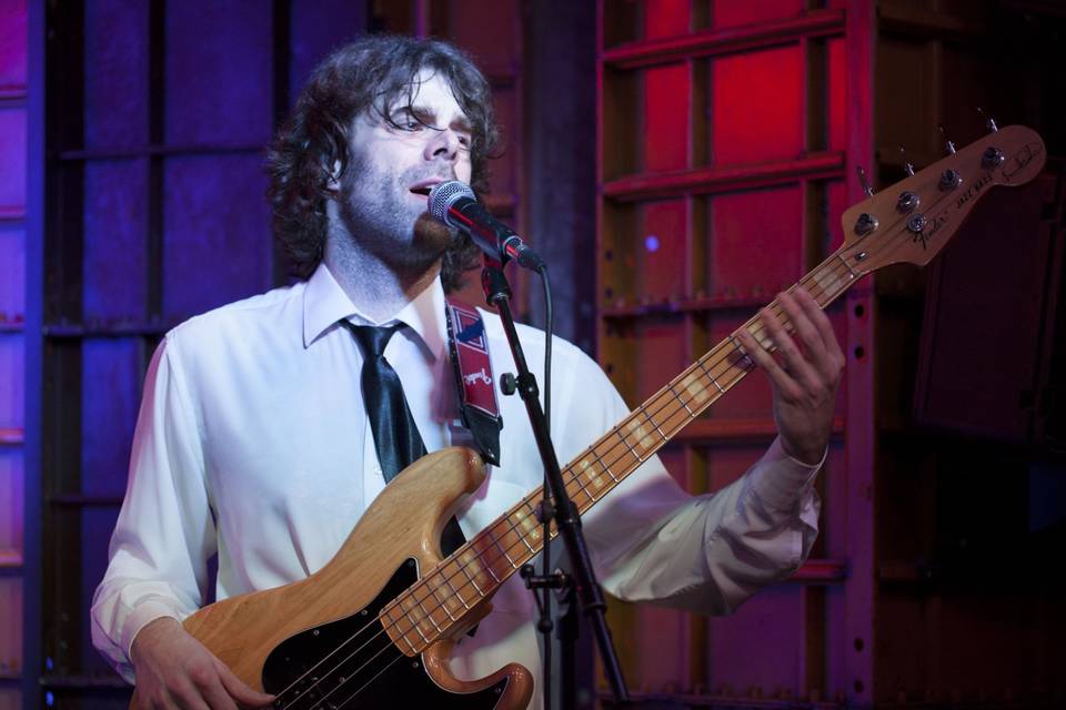 David Pamo, bajo